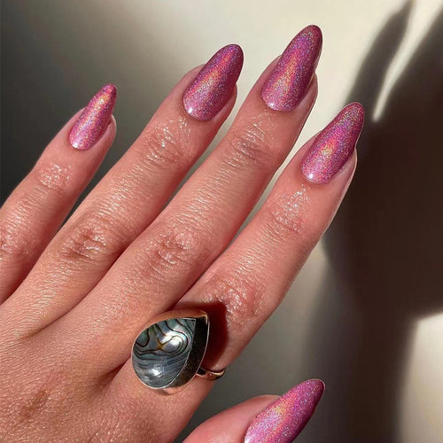 Kunstvolle Stiletto-Nägel mit holographischem Glanz Karnz