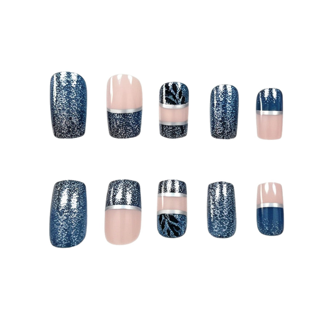 Dekoratives Nagelkunstdesign Karnz
