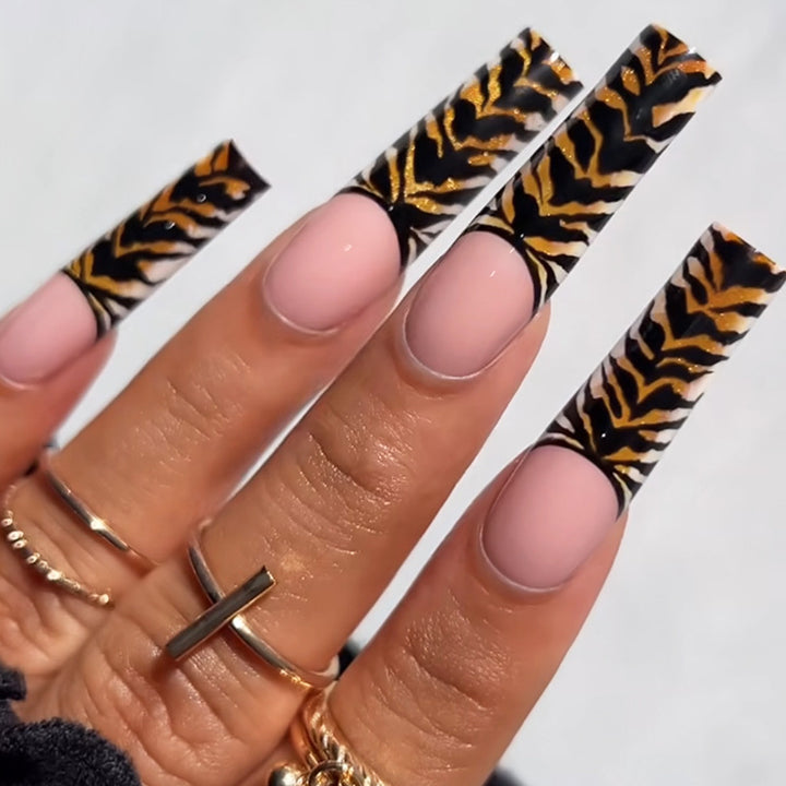 Kreatives Kunstnagelset mit stilvollem Tiermuster Karnz