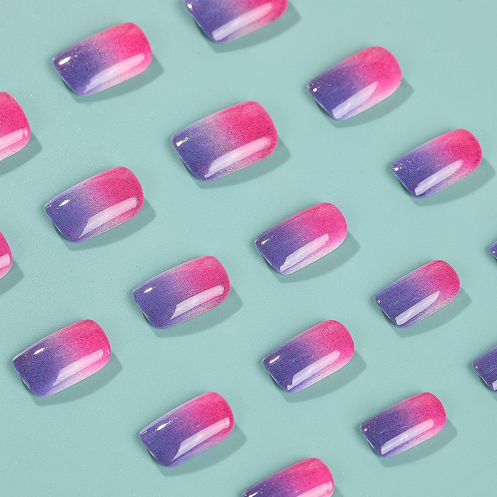 Kunstnägel im trendigen Ombre-Design Karnz