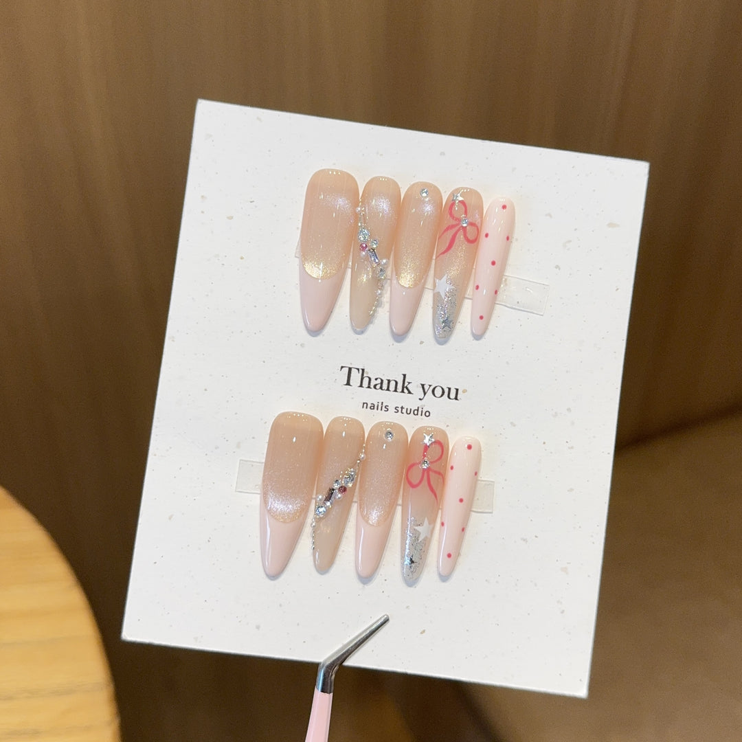 Kreative Kunstnagelspitzen mit Glitzerakzenten Karnz