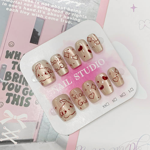 Kreative Nagelkunst mit liebevollen Motiven Karnz