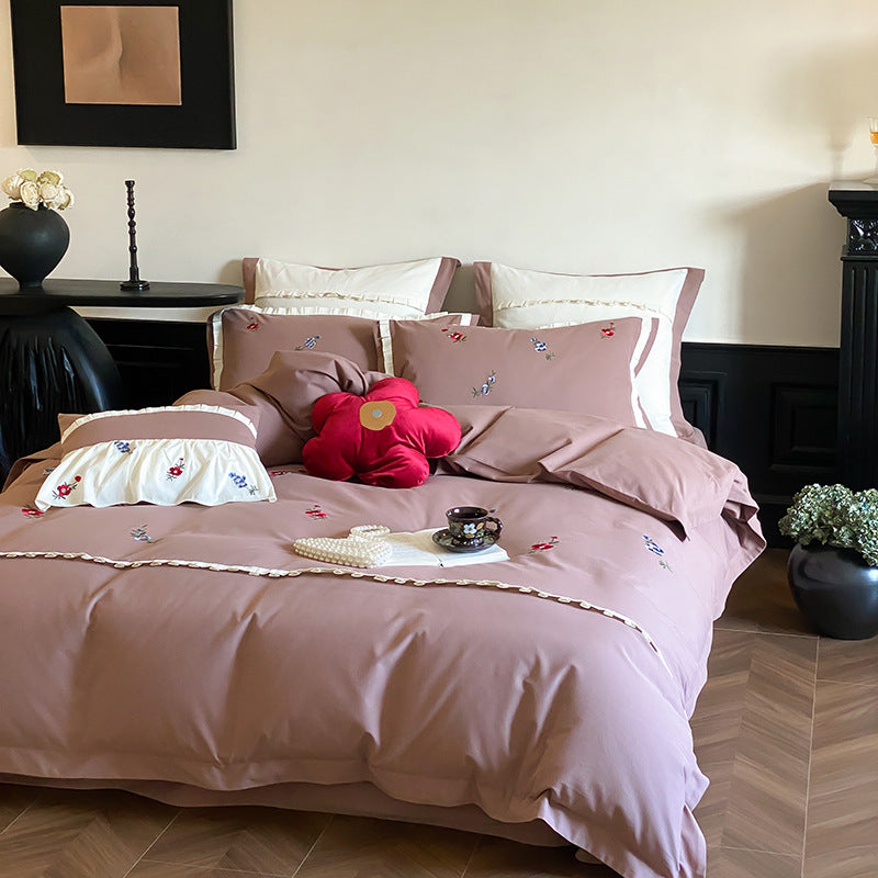 Duvetbezug-Set aus Premium-Baumollsatin mit dezent gesticktem Wildblumenmotiv und Rüschenkante