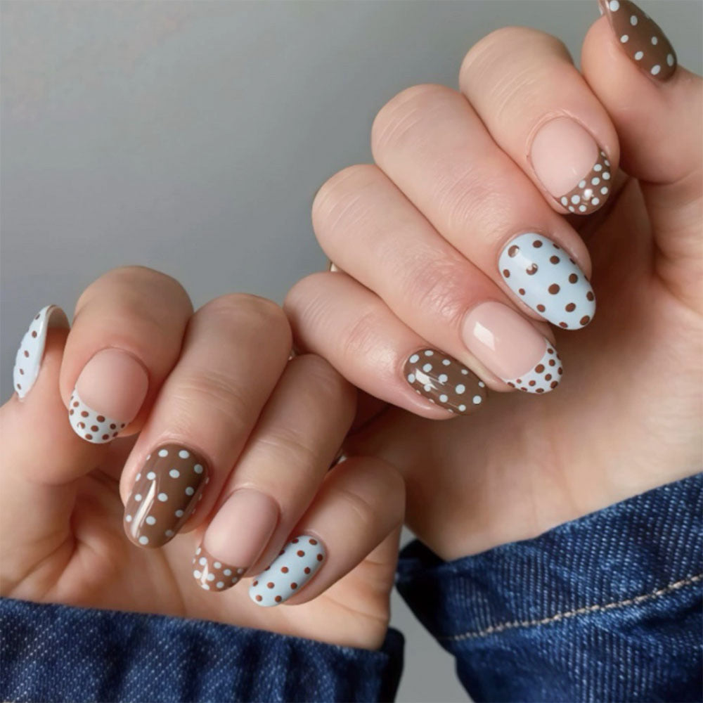 Dekorative Press-On Nagelkunst mit Franse Spitze und Punktdesign