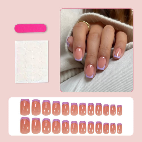 Kunstnagelset mit elegantem French-Manikürestil und romantischen Akzenten Karnz