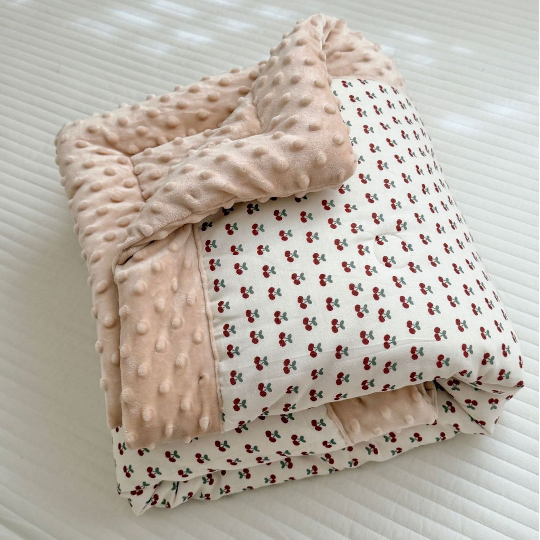 Wendbare Minky Dot Babydecke mit Baumwoll-Teddy-Druck und gestepptem Futter