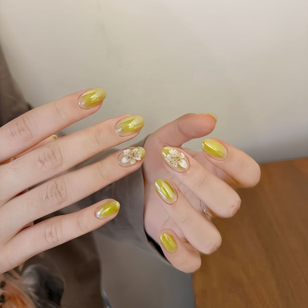 Kunstnägel mit Floralem Design und Glänzendem Finish Karnz