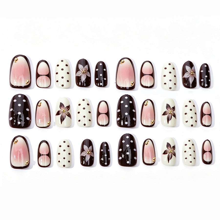 Kunstnagelset mit floralen Akzenten und eleganten Design Karnz