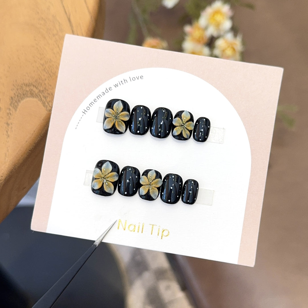 Kunstnägel mit Floralen Akzenten und Elegantem Glanz Karnz