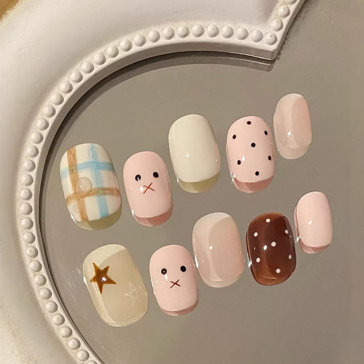Künstlerisches Press-On Nagelkunstset mit verspielten Designs