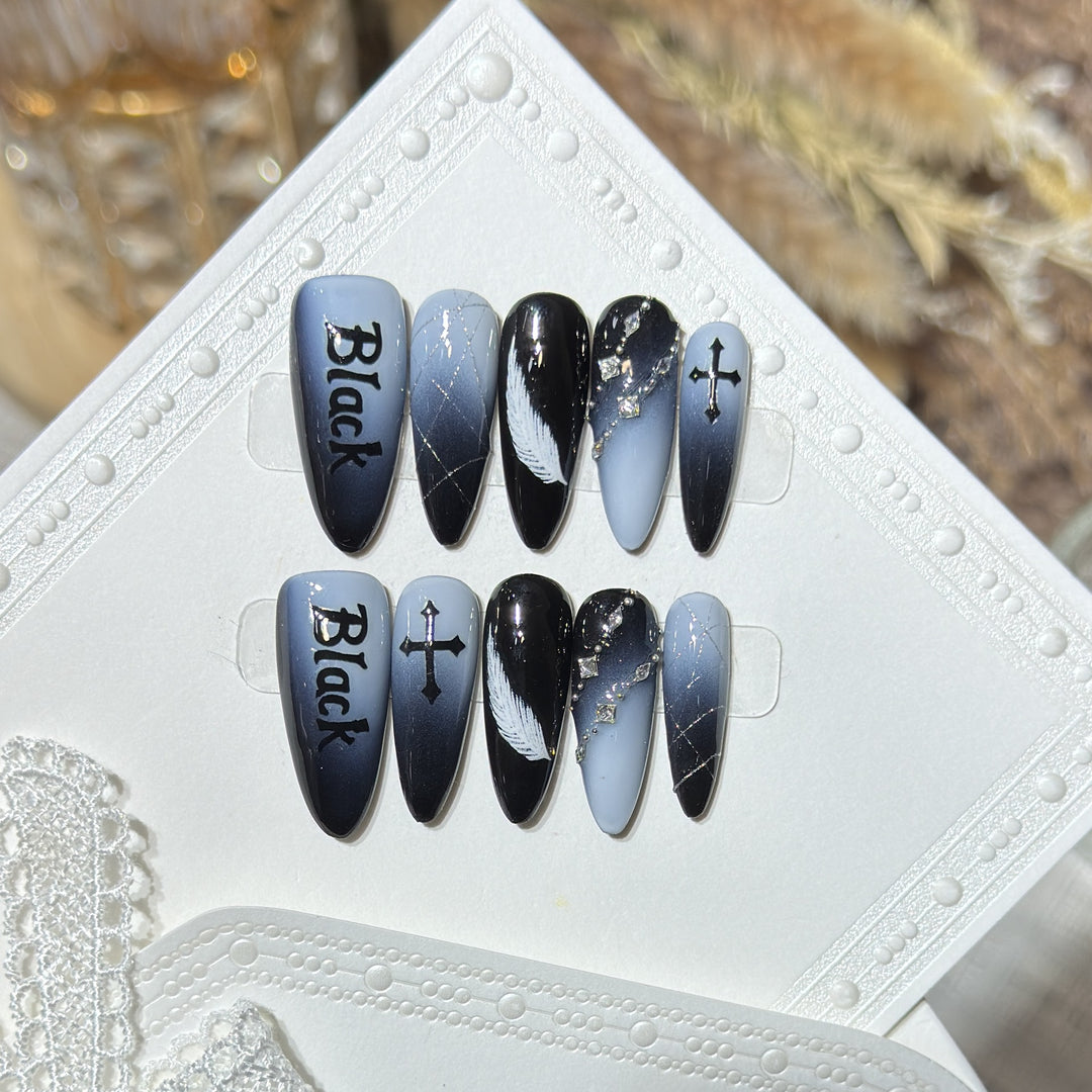Künstlerisches Press-On Nagelset mit gotischem Feder- und Kreuzdesign Karnz