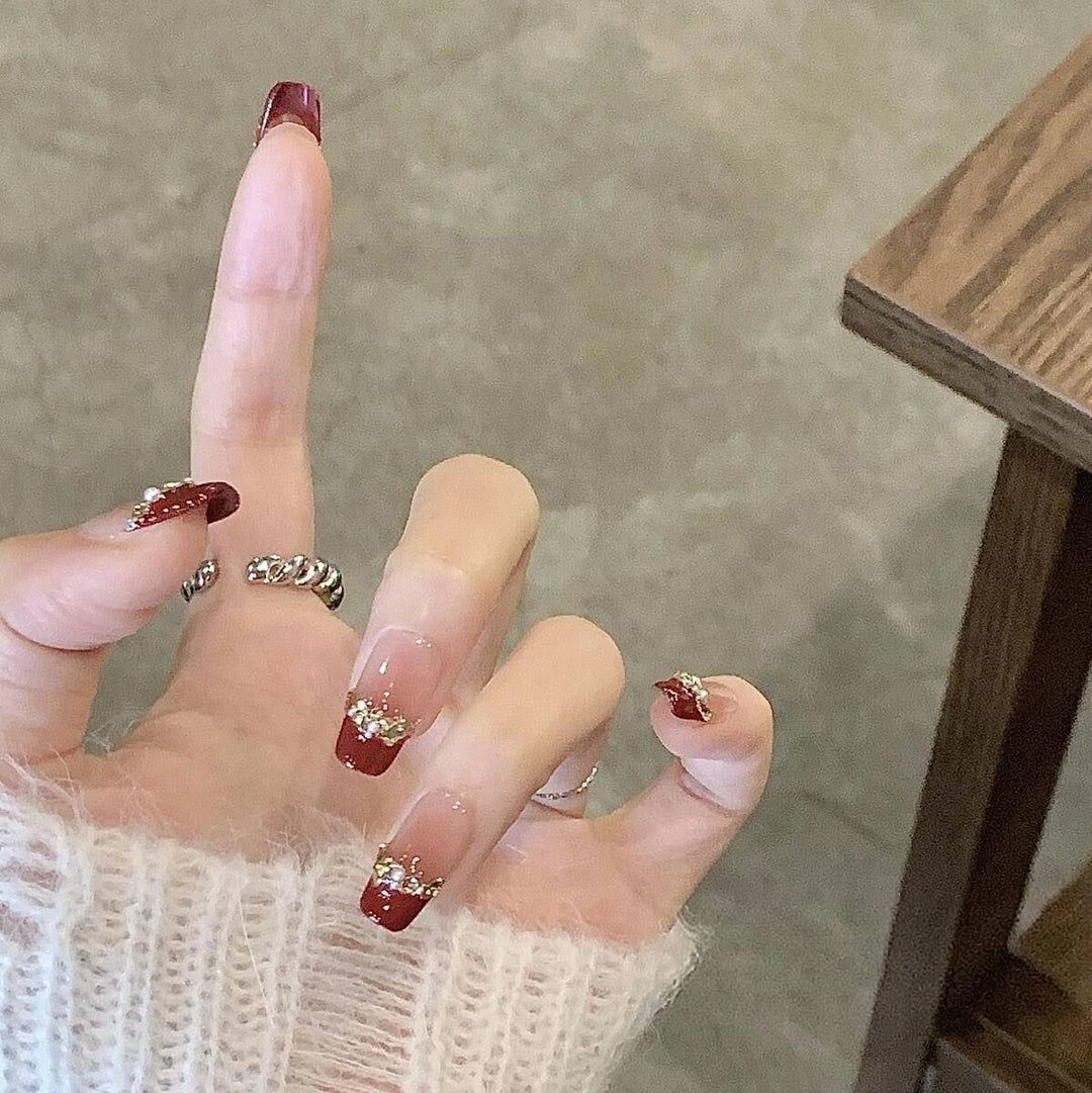 Elegante Press-On-Nagelkunst mit goldenen Akzenten Karnz
