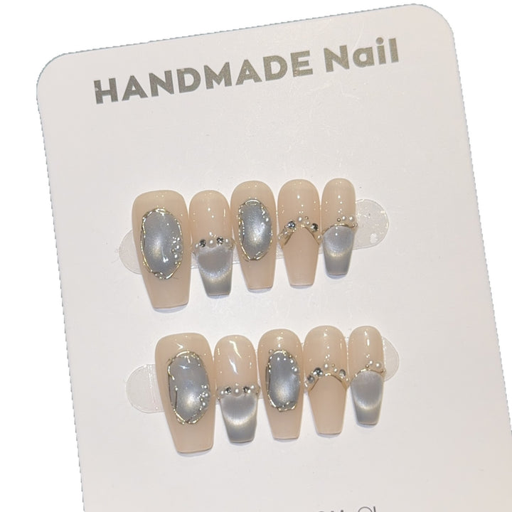 Elegante Nagelspitzen mit Glitzerakzenten Karnz