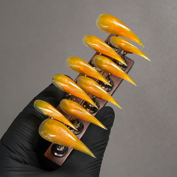 Stiletto-förmige Press-On-Nagelspitzen mit glänzendem Finish
