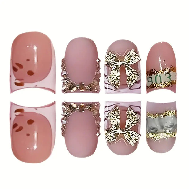Dekorative gold-akzentierte Press-On Nagelkunst Karnz