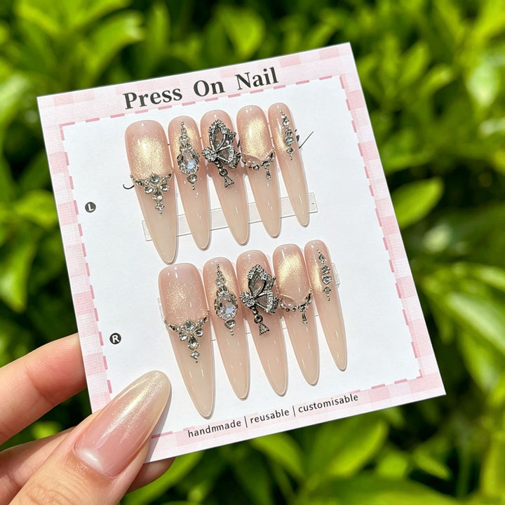 Künstlerisches Press-On Nagelset mit floralen und gemusterten Designs