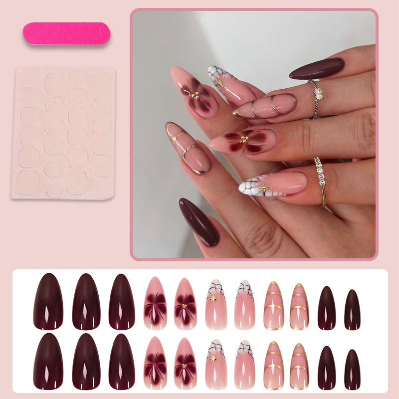 Kunstnagelset mit eleganten floralen und glamourösen Designelementen Karnz