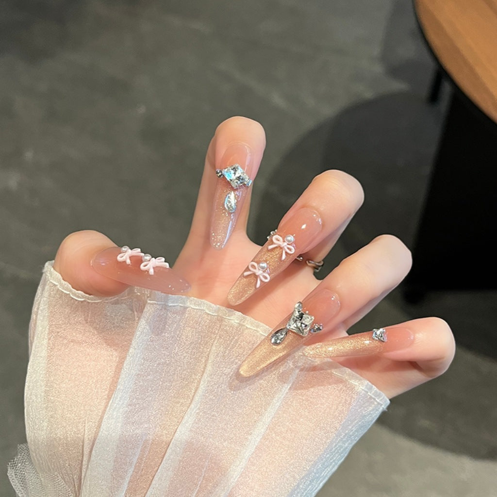 Künstlerische Stiletto Press-On Nagelkunst mit schimmernden Akzenten Karnz