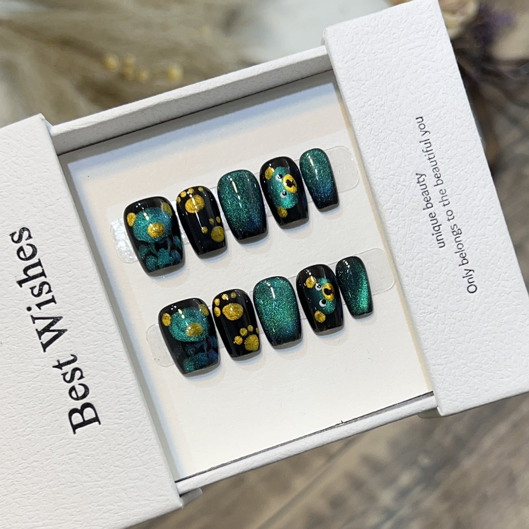 Künstlerisches Press-On-Nagelset mit verspielten Blumen- und Glitzerakzenten Karnz