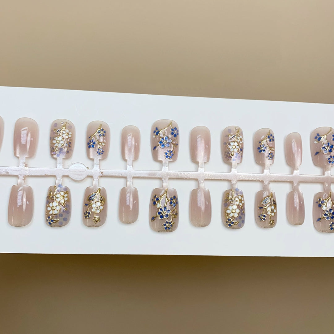 Blumeninspiriertes Press-On Nagelkunst Kollektion