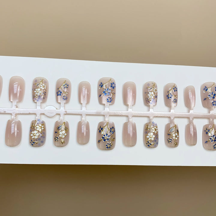 Blumeninspiriertes Press-On Nagelkunst Kollektion