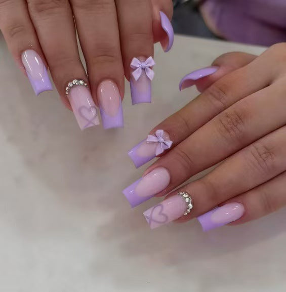 Kunstnagelset mit eleganten 3D-Schleifen und Glitzerdetails Karnz