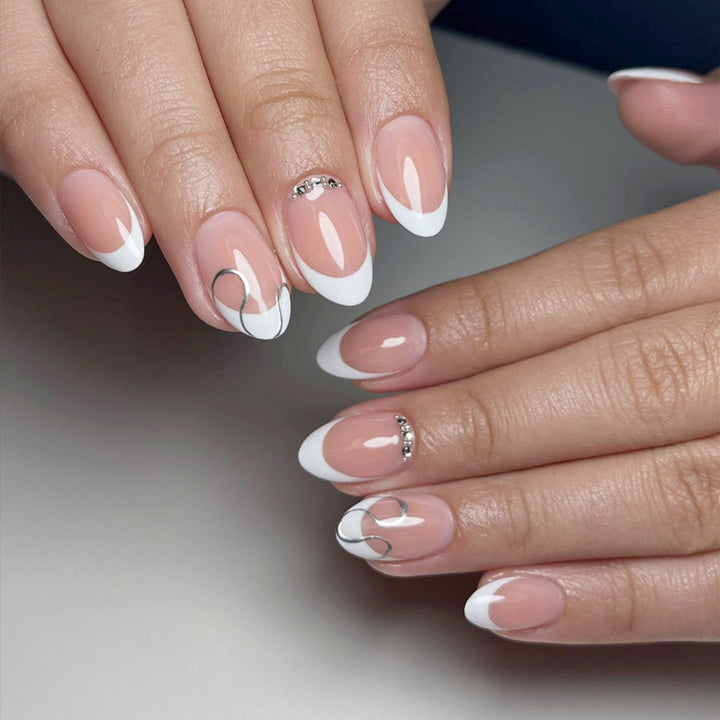Elegante French Tip Press-On Nagelset mit dekorativen Akzenten Karnz