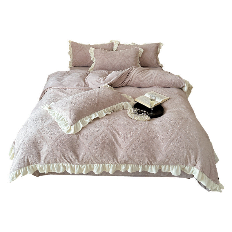 Bettwäsche-Garnitur mit zarter Rüscheneinfassung und Jacquard-Damaststruktur