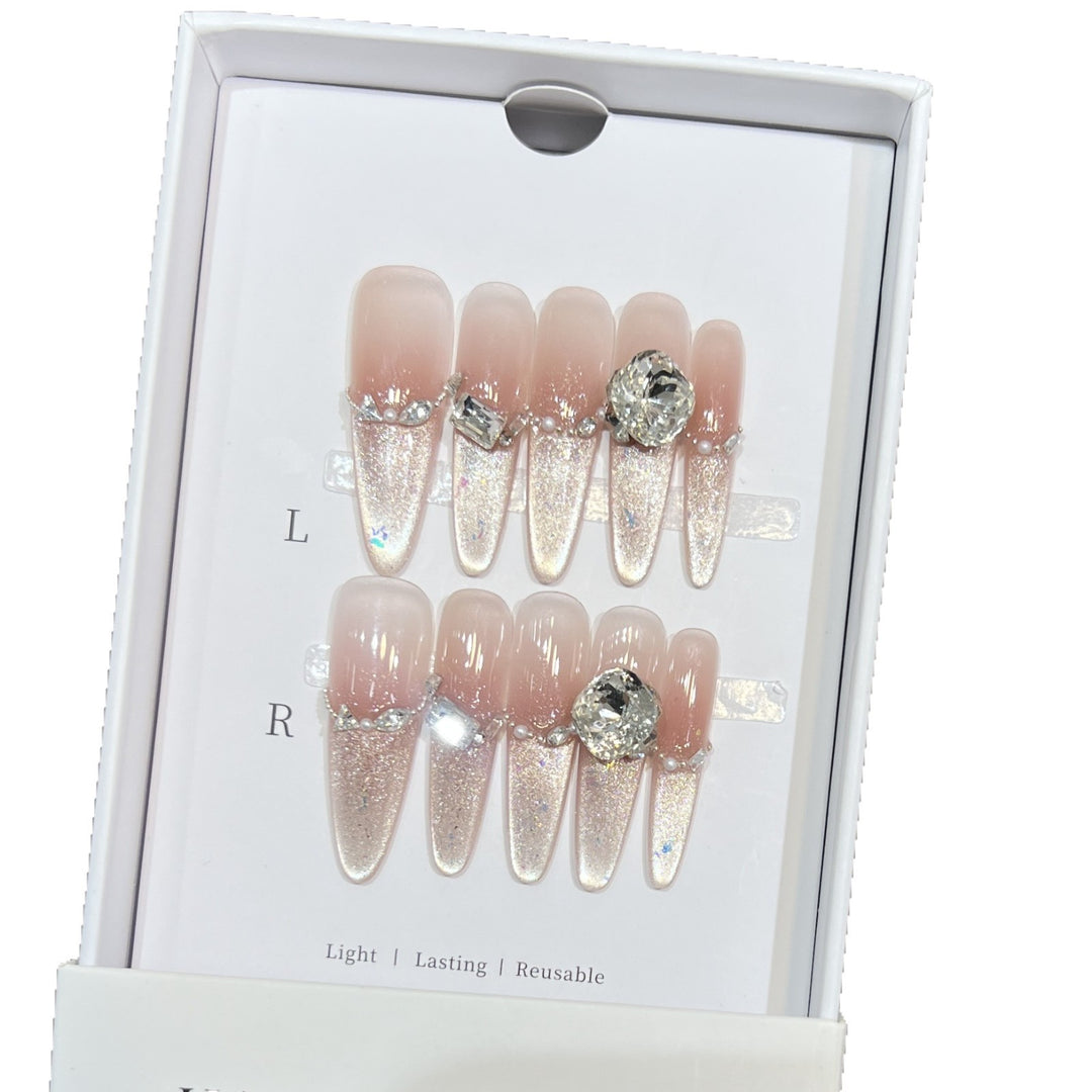 Dekorativer Stiletto Press-On Nagelkunstset mit Strassdetails Karnz