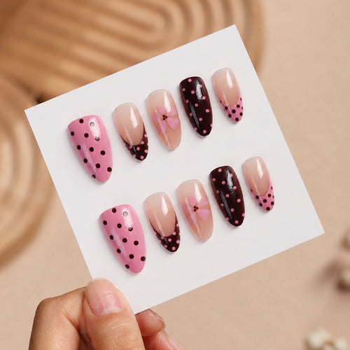 Kunstnagelset mit verspielten Punkten und floralen Akzenten Karnz