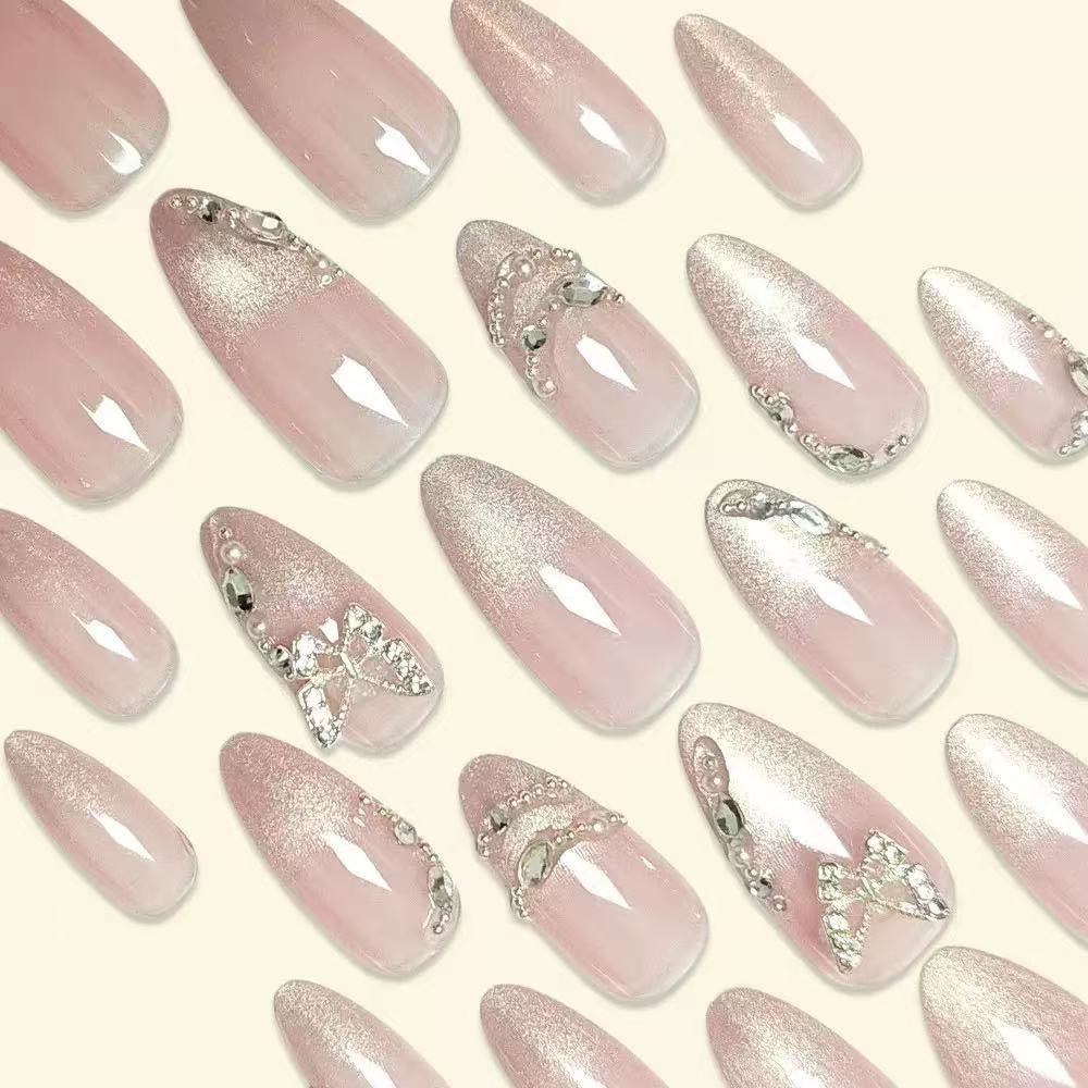 Elegantes Stiletto-Nageldesign mit Strassverzierungen Karnz
