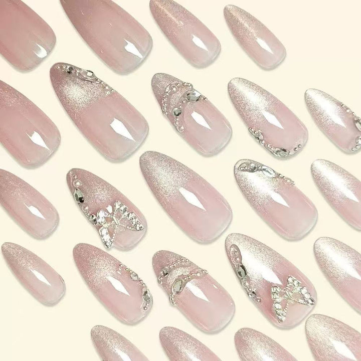Elegantes Stiletto-Nageldesign mit Strassverzierungen Karnz