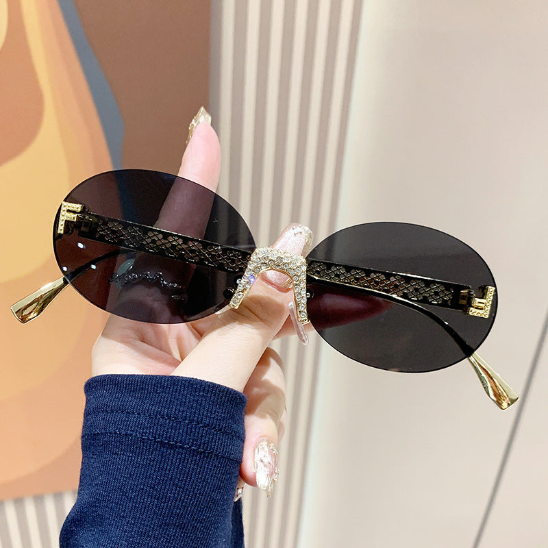 Damen Sonnenbrille mit glitzerndem Rahmen und ovalen Gläsern Karnz
