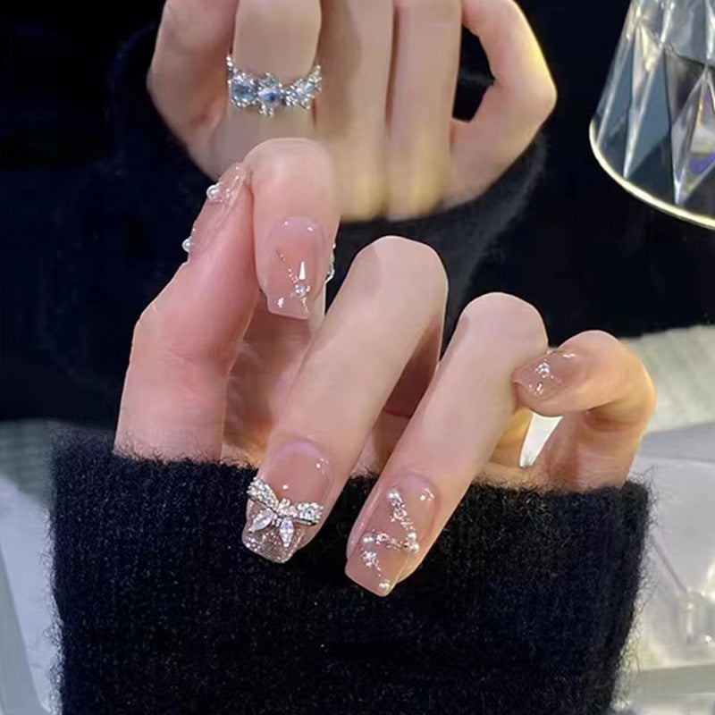 Kunstnägel im eleganten Design mit 3D-Schmetterlingen und Glitzerakzenten Karnz