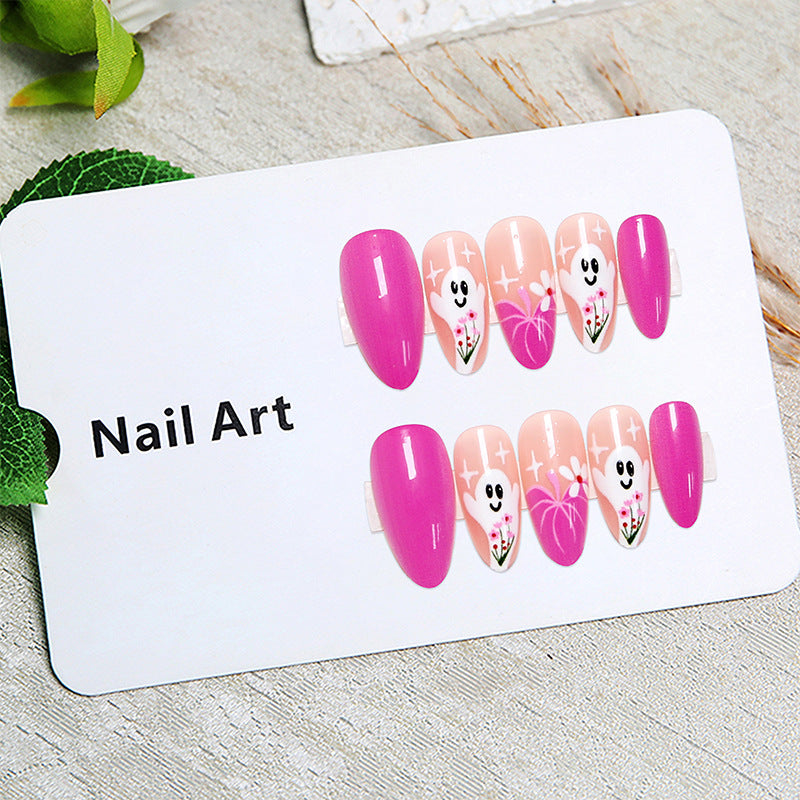 Kreative Nagelspitzen mit Geisterdesign und Blütenmotiven Karnz
