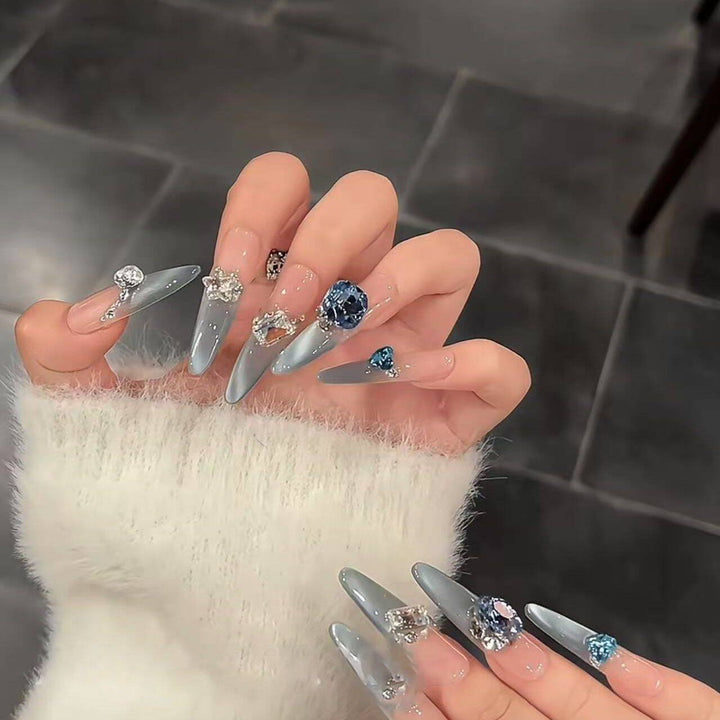 Glamouröse Stiletto-Nagelerweiterungen mit Kristallen Karnz