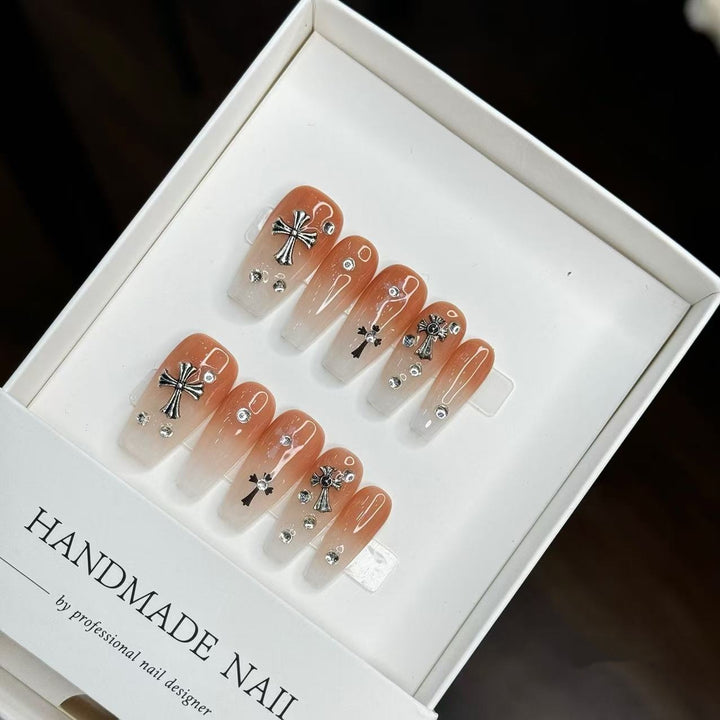Handgefertigtes dekoratives Press-On-Nagelkunst-Set mit einzigartigen metallischen Akzenten