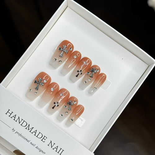 Handgefertigtes dekoratives Press-On-Nagelkunst-Set mit einzigartigen metallischen Akzenten