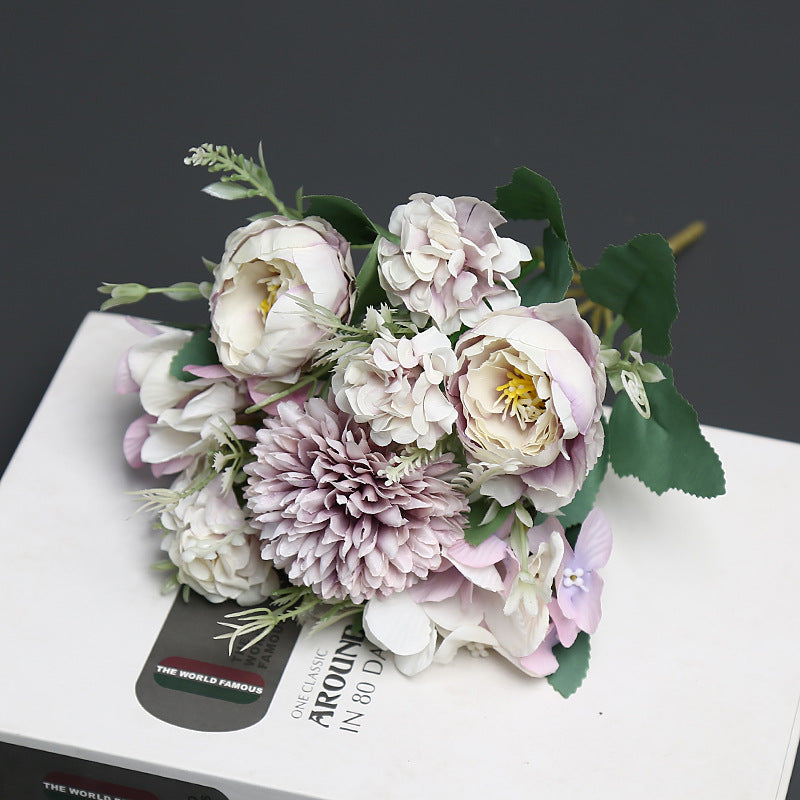 Luxuriöser Faux-Blumenstrauß