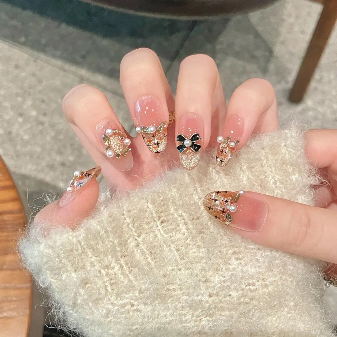 Luxuriöses Press-On-Nagelset mit dekorativen Akzenten