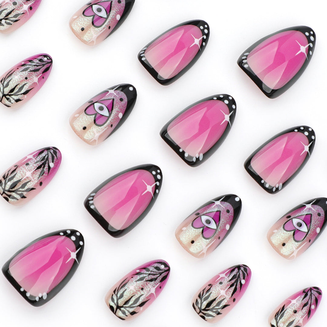 Kunstvolle Nagelkunst mit floralem Design und glamourösen Akzenten Karnz