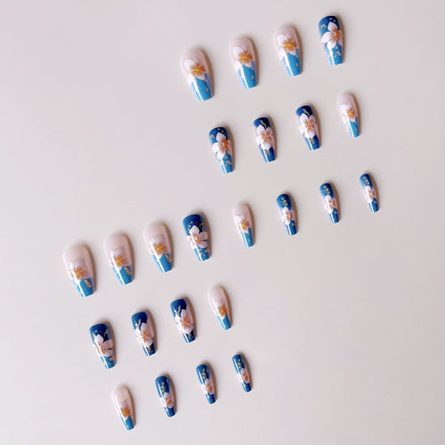 Kunstnagelspitzen mit floralen Akzenten und Glitzer Karnz