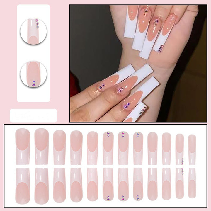 Kunstnagelset mit eleganten French-Spitzen und funkelnden Strassverzierungen Karnz