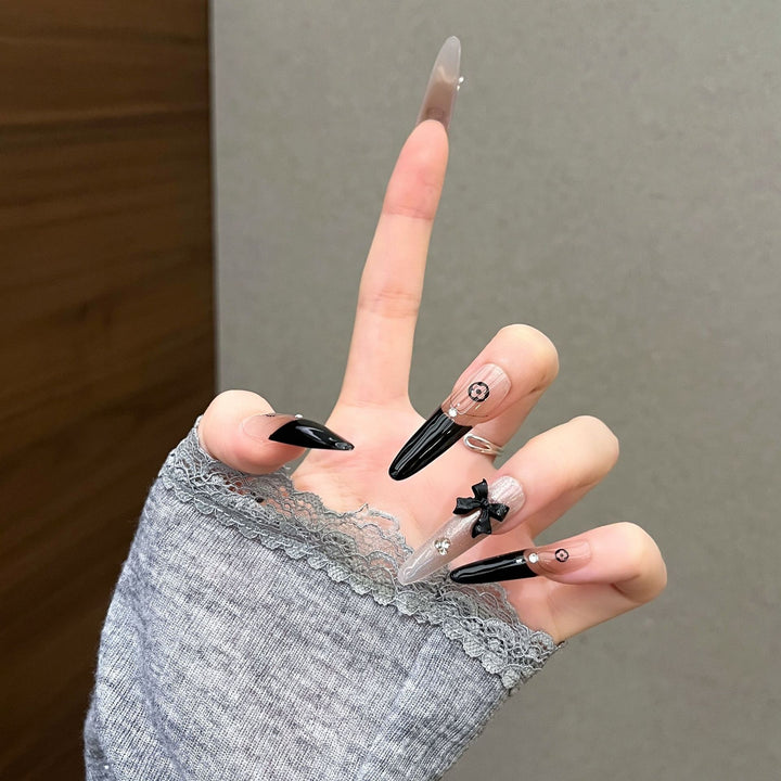 Kreatives Theme Press-On Nagelkunst Karnz