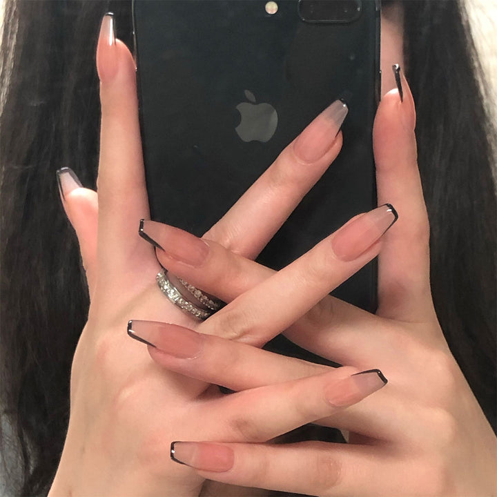 Kunstvolle Stiletto-Nägel mit eleganter Schwarzspitzenverzierung Karnz