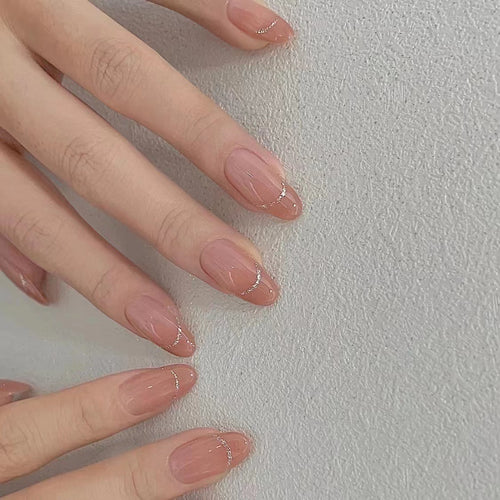 Elegante Press-On-Nagelkunst mit subtilen Glitzerakzenten
