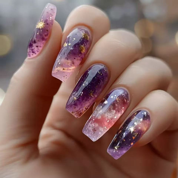 Glitzernde Kunstnagelspitzen im Galaxie-Design Karnz