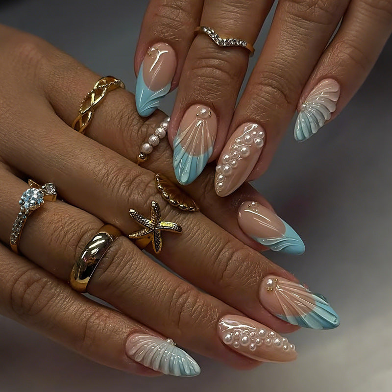 Kunstnagelset mit eleganten Muschel- und Perlenverzierungen Karnz