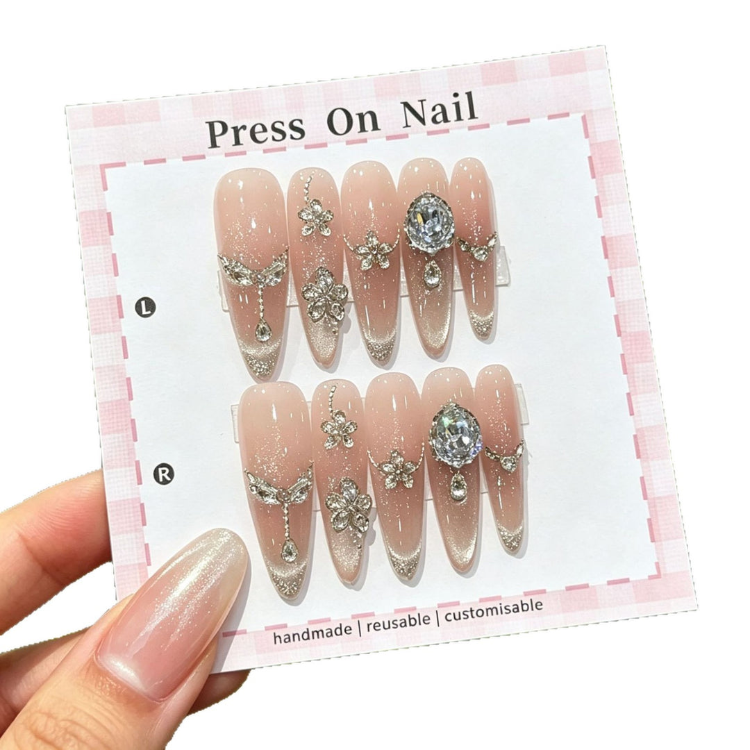 Künstlerisches Press-On Nagelset mit floralen und gemusterten Designs