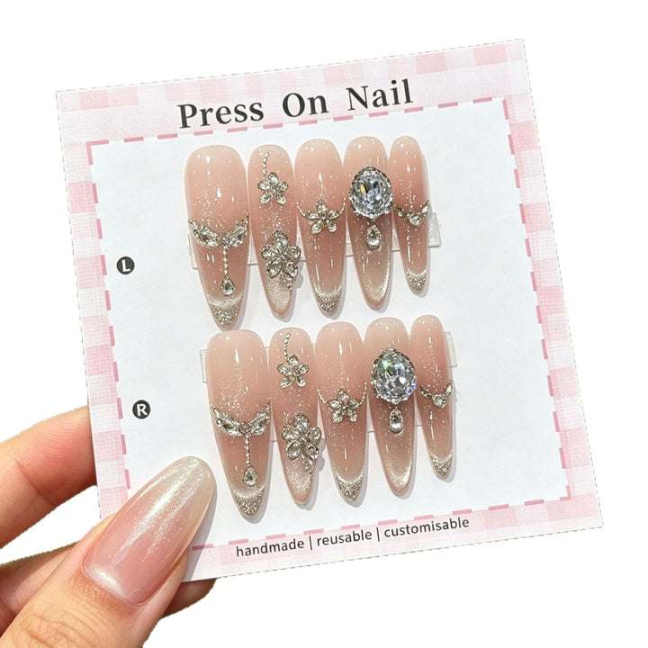 Künstlerisches Press-On Nagelset mit floralen und gemusterten Designs